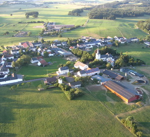 Unser Betrieb mit Blick auf Rommersheim